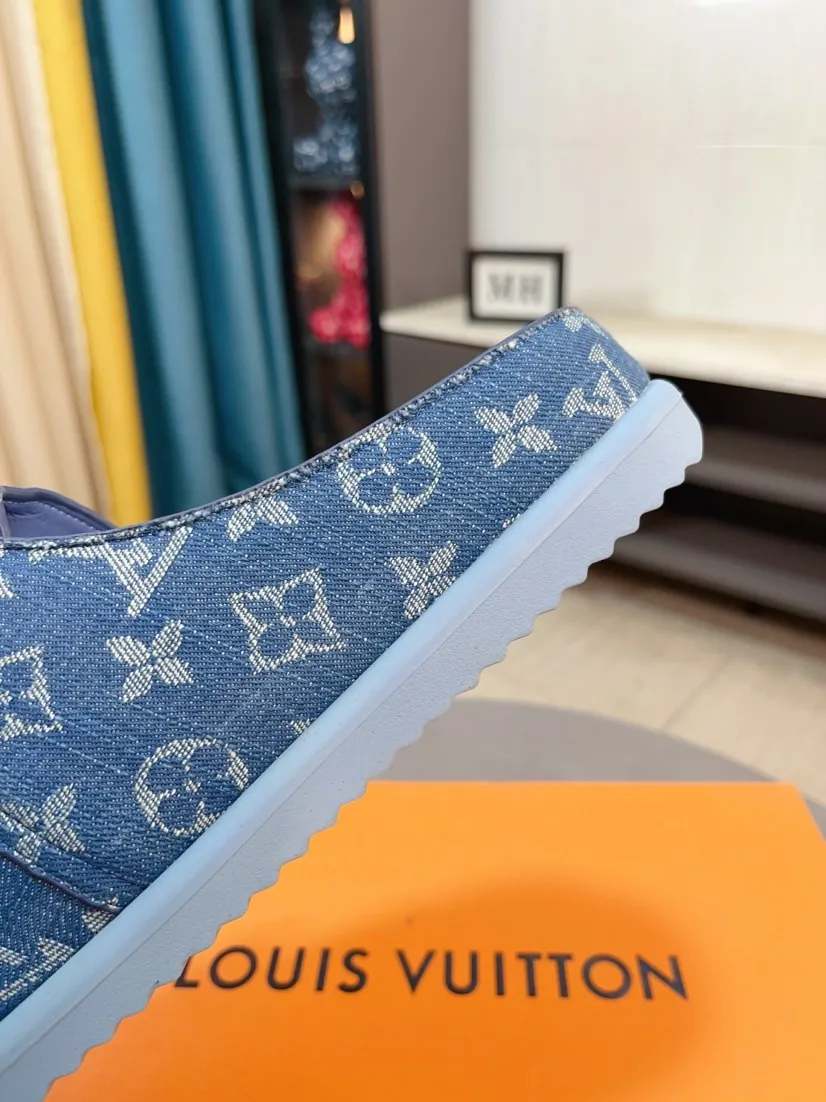 Men's shoes 💰360🌸🌸LV Easy 2025 new men's casual sandals and slippers, made of suede cow leather, with Monogram pattern to highlight the trendy style. Adjustable straps illuminated with LV letters, while a resilient insole and micro outsole provide lightweight comfort. Made of suede cow leather with embossed Monogram pattern and brand element metal hardware✅Adjustable straps➕Tough insole‼ ️Micro outsole. Comfortable and easy to wear‼ ️ size：38-45